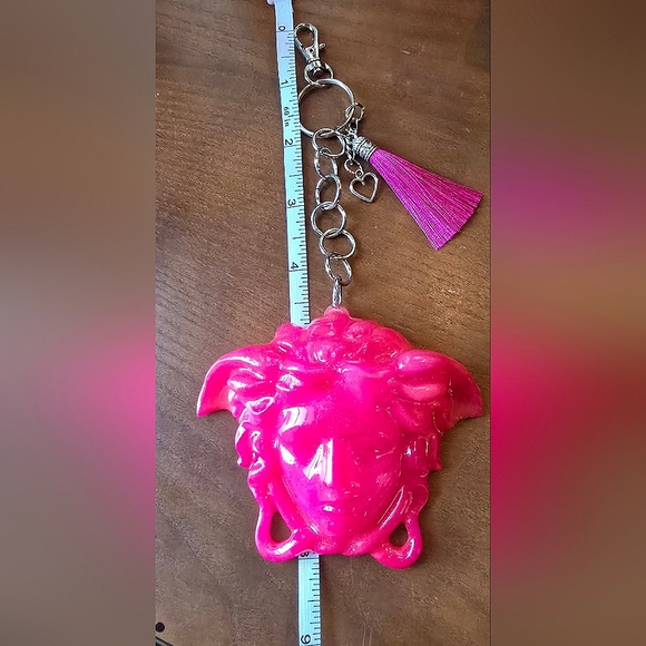 🆕️La Medusa Hot Pink Bag Charm / Keychain with Heart Charm & Pink Tassle - Picture 10 of 16